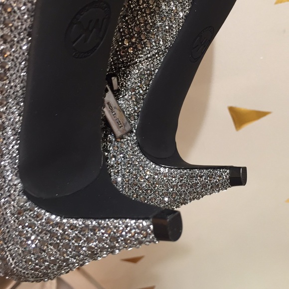 Michael Kors kitten bootie. Fit 7 - Picture 10 of 10